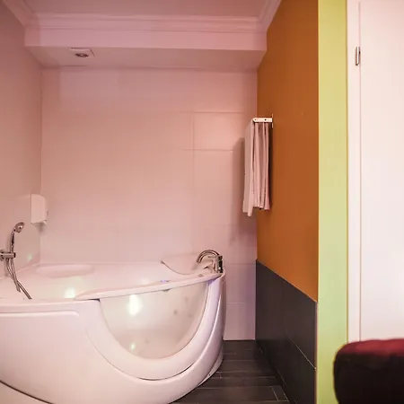 V E R O N E - & - - Rocourt Hotel