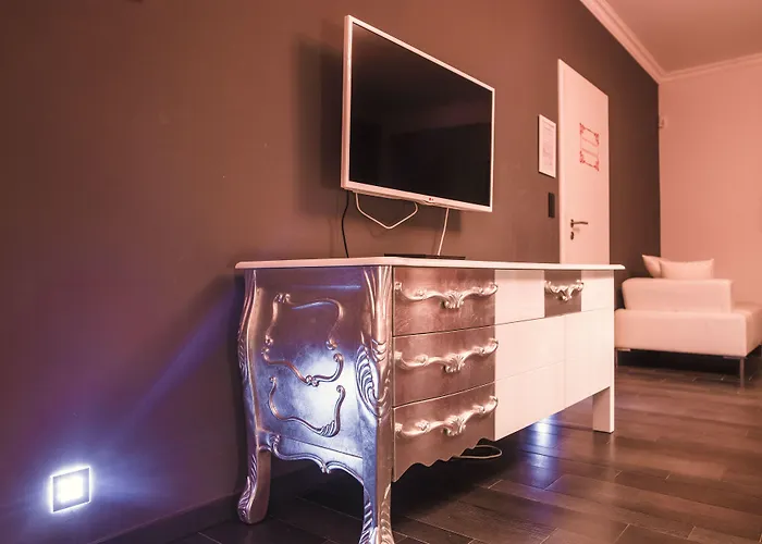 V E R O N E - & - - Rocourt Hotel